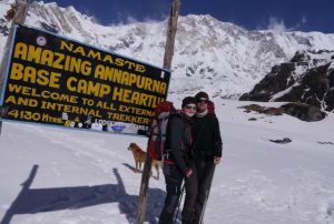 Trekker am Annapurna Basecamp im Schnee