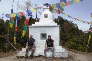Trekker an einer Stupa in Nepal