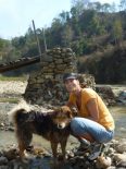 Julia Opitz mit ihrem Hund in Nepal